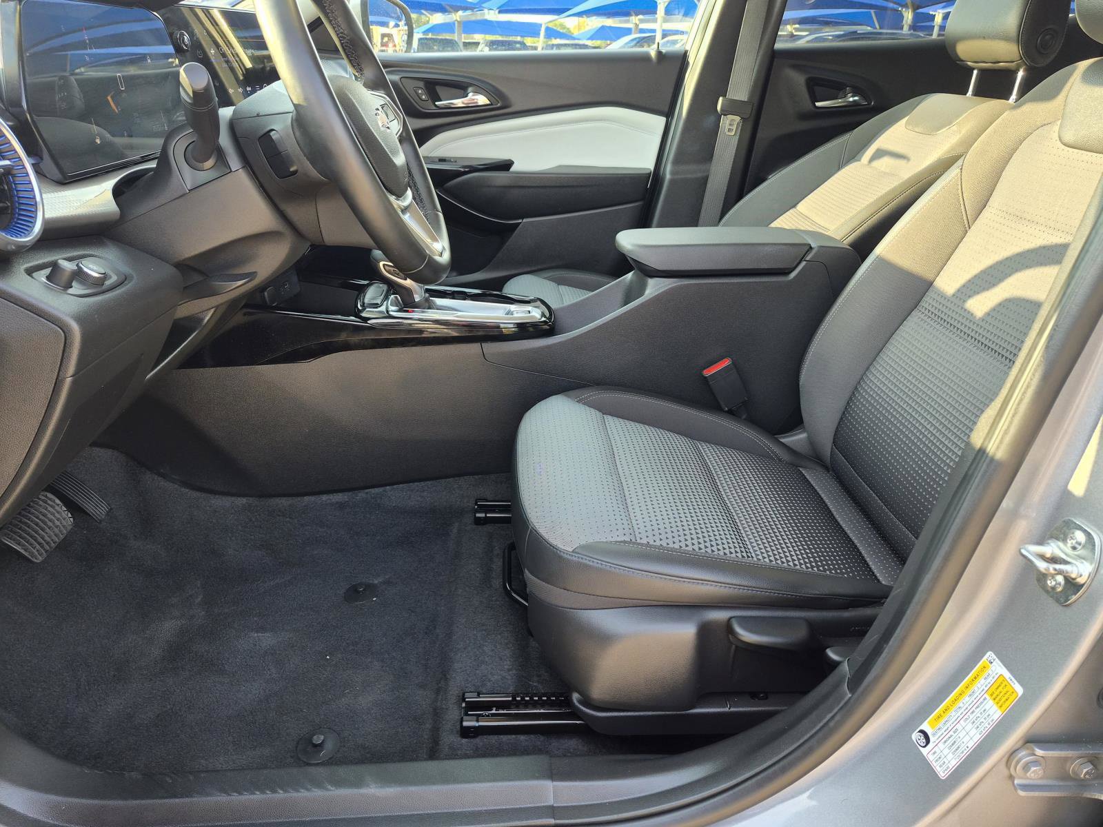 Used 2025 Chevrolet Trax LT w/ LT Convenience Package FWD image 17