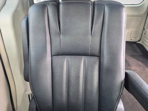 Used 2014 Chrysler Town & Country Touring FWD image 11