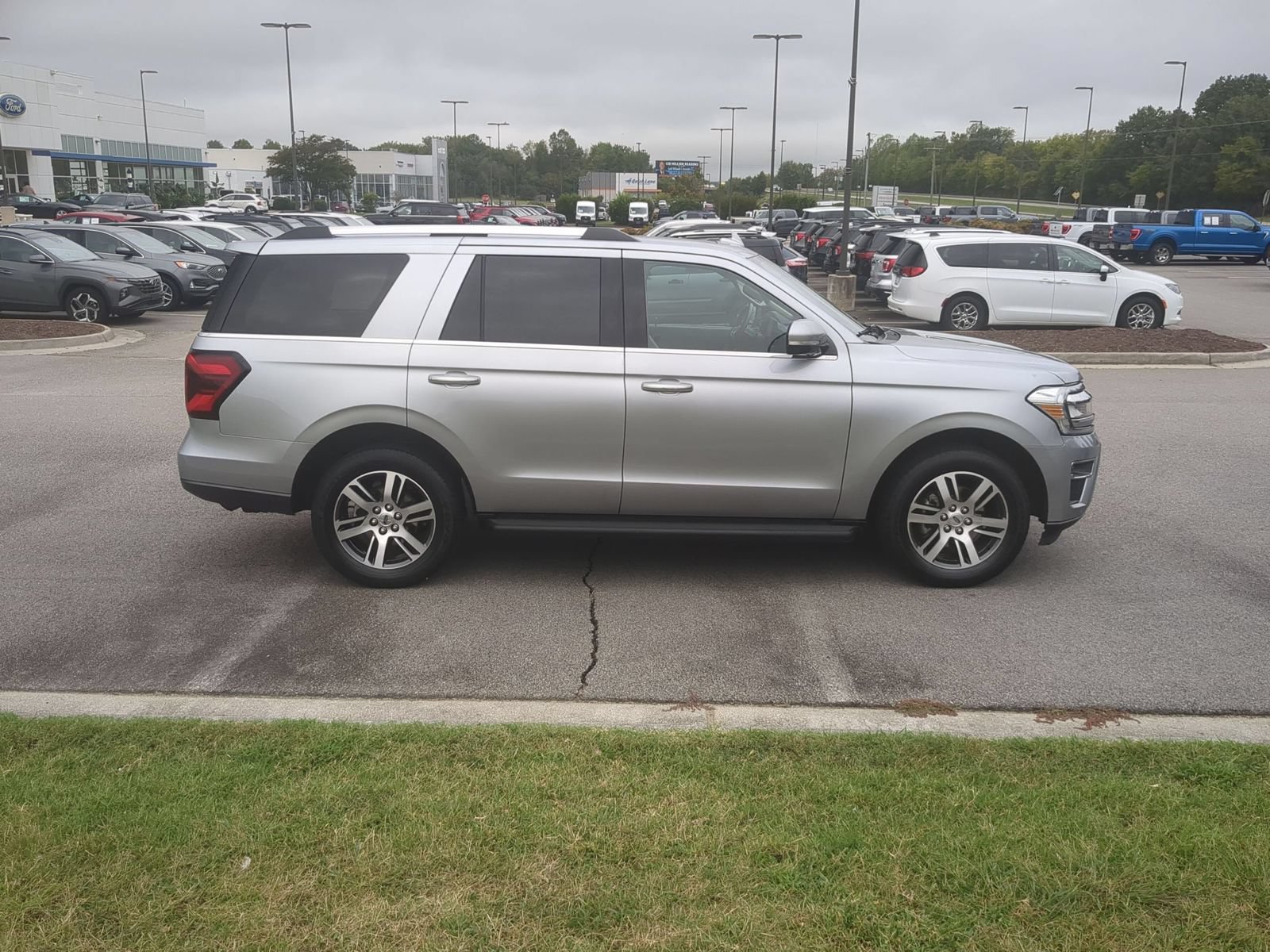Used 2024 Ford Expedition Limited RWD image 2