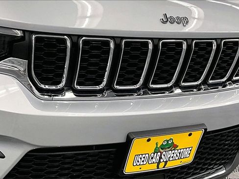 Used 2023 Jeep Grand Cherokee Laredo image 28