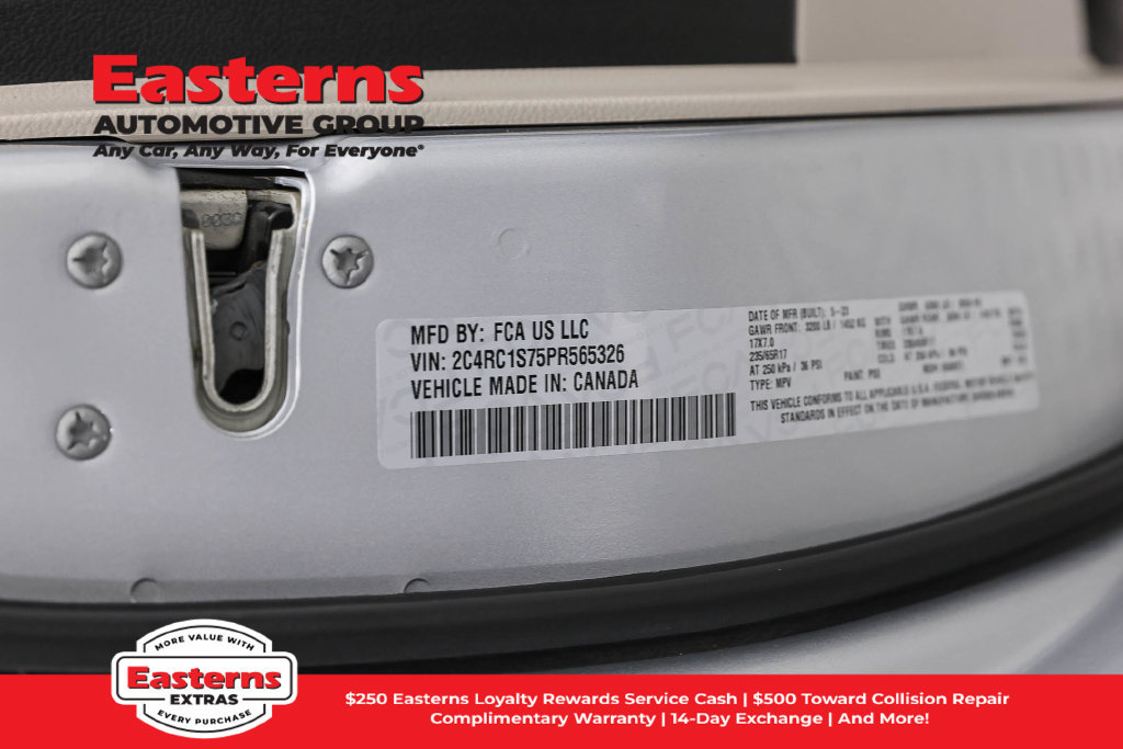 Used 2023 Chrysler Pacifica Limited FWD image 38