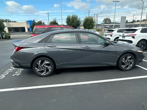 Used 2025 Hyundai Elantra SEL FWD image 9