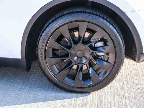 Used 2023 Tesla Model Y Long Range AWD/4WD image 9