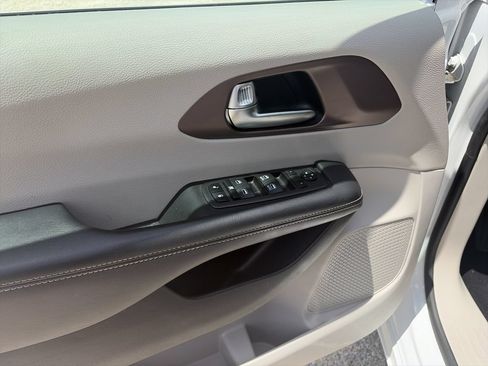 Used 2023 Chrysler Voyager LX FWD image 21