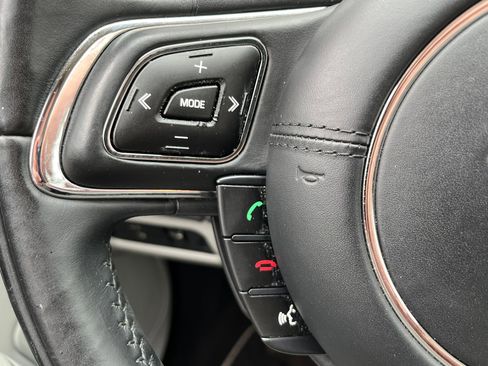 Used 2013 Jaguar XJ image 17