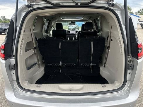 Used 2024 Chrysler Pacifica Limited FWD image 45