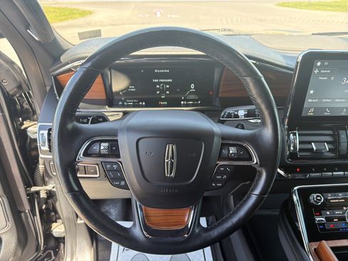 Used 2019 Lincoln Navigator Reserve AWD/4WD image 18