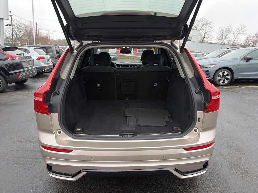 Used 2025 Volvo XC60 B5 Plus AWD/4WD image 7