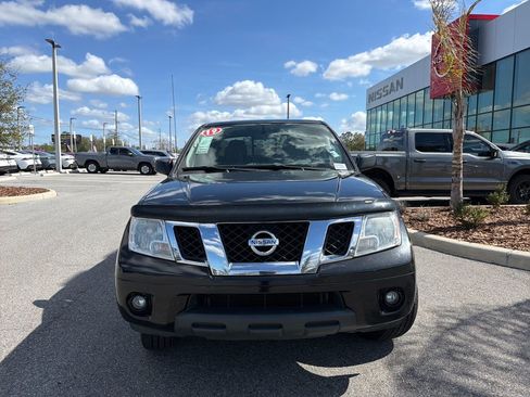 Used 2019 Nissan Frontier SV image 2