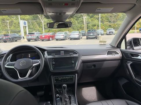 Used 2024 Volkswagen Tiguan SE AWD/4WD image 18