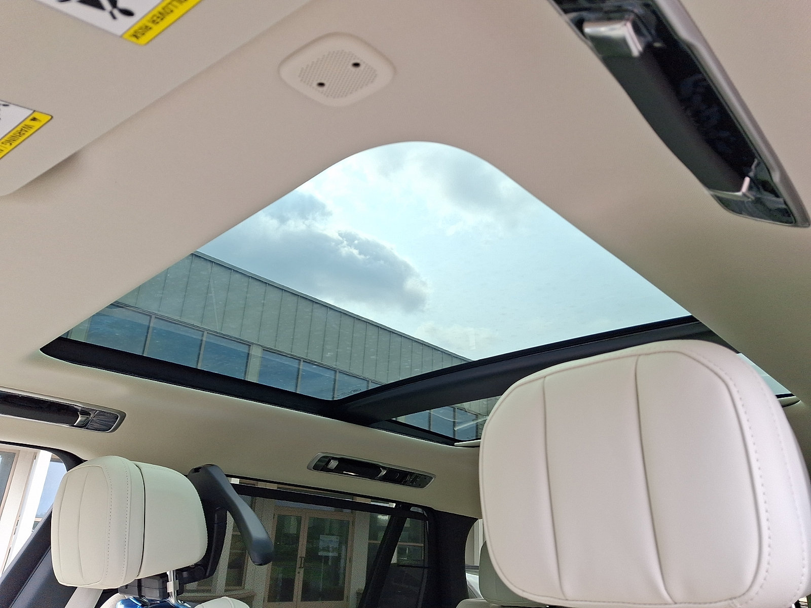 New 2026 Land Rover Range Rover Long Wheelbase SE AWD/4WD image 14