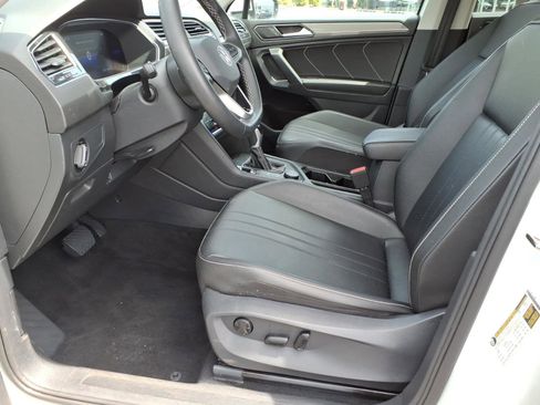 Used 2023 Volkswagen Tiguan SE AWD/4WD image 15