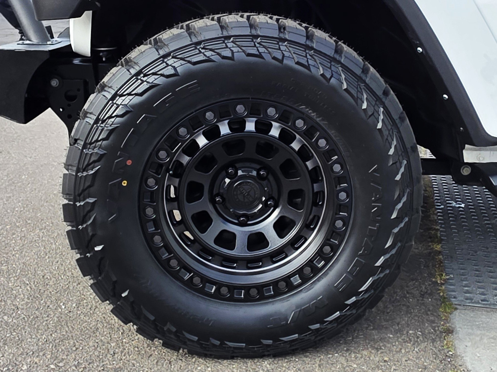 Certified 2023 Jeep Gladiator Sport AWD/4WD image 9