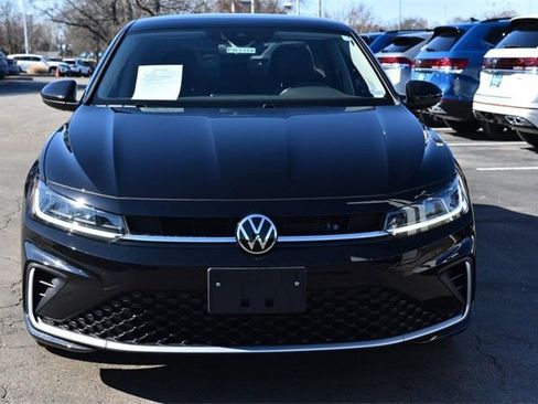 Used 2025 Volkswagen Jetta SE w/ Sunroof Package image 4