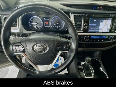 Used 2018 Toyota Highlander XLE AWD/4WD image 12