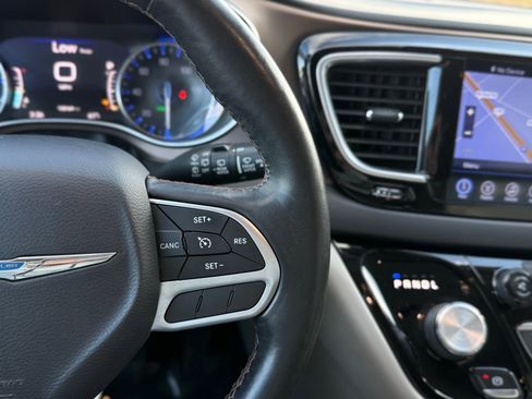 Used 2017 Chrysler Pacifica Touring-L Plus w/ Tire & Wheel Group image 32