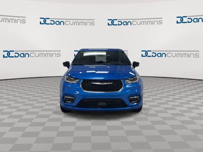 New 2026 Chrysler Pacifica Select
