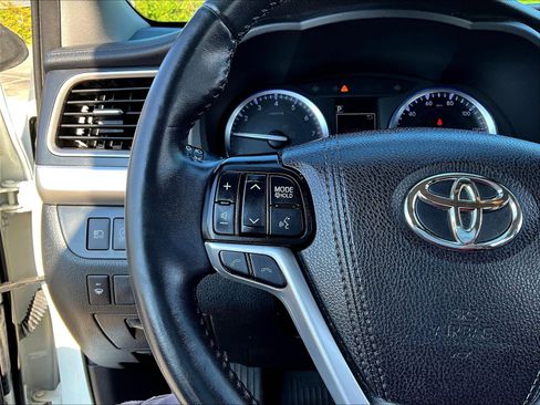 Used 2019 Toyota Highlander XLE AWD/4WD image 11