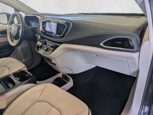 Used 2017 Chrysler Pacifica Platinum image 25