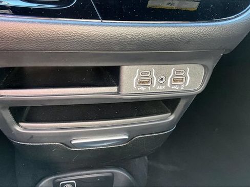 Used 2025 Chrysler Pacifica Select FWD image 31