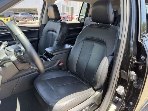Used 2022 Jeep Grand Cherokee L Limited w/ Black Appearance Package AWD/4WD image 17