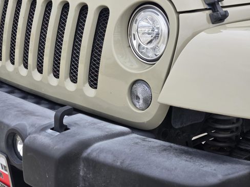 Used 2017 Jeep Wrangler Unlimited Rubicon w/ Connectivity Group AWD/4WD image 28