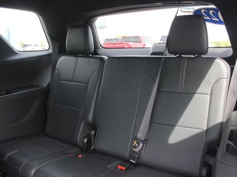 Used 2022 Chevrolet Traverse RS FWD image 25