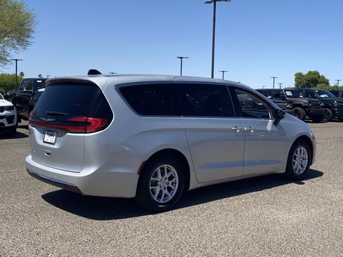 Used 2024 Chrysler Pacifica Touring-L FWD image 5