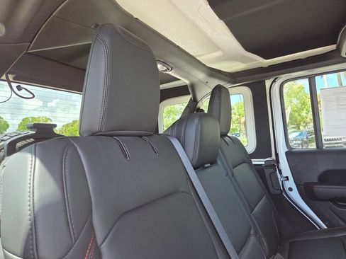 Used 2025 Jeep Wrangler Unlimited Rubicon AWD/4WD image 19