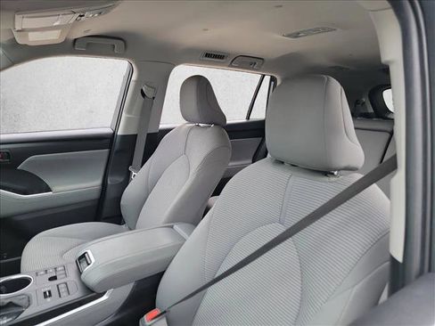 Used 2023 Toyota Highlander LE image 11