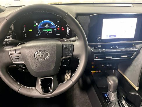 Used 2025 Toyota Camry SE image 18