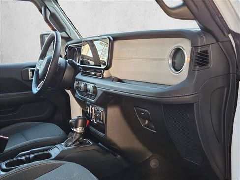 Used 2025 Jeep Wrangler Unlimited Sahara AWD/4WD image 18