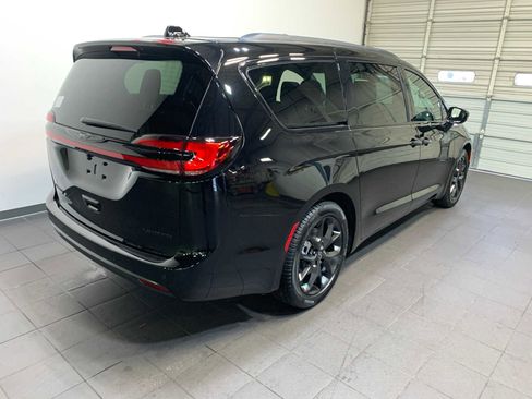 New 2026 Chrysler Pacifica Limited image 3
