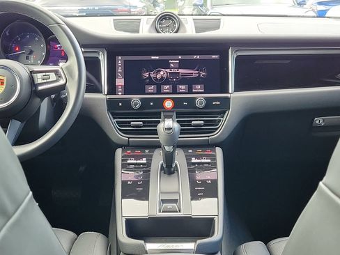 Certified 2025 Porsche Macan AWD/4WD image 22