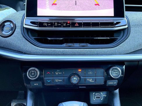 Used 2024 Jeep Compass Latitude image 17