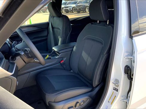 New 2025 Jeep Grand Cherokee L Laredo image 9