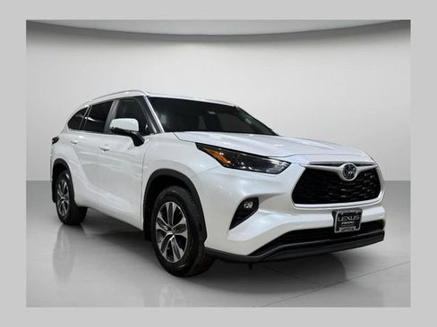 Used 2024 Toyota Highlander XLE AWD/4WD image 1