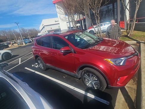 Used 2018 Toyota RAV4 XLE image 22