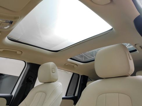 Used 2023 Mercedes-Benz GLB 250 4MATIC w/ Premium Package image 5