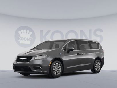 Used 2022 Chrysler Pacifica Touring-L w/ Uconnect Theater Family Group