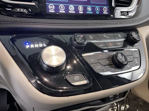 Used 2019 Chrysler Pacifica Limited FWD image 18