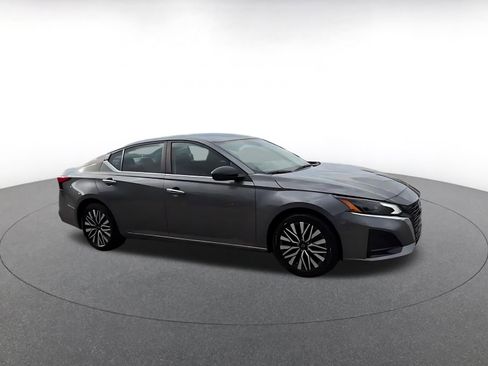 Used 2025 Nissan Altima 2.5 SV image 2