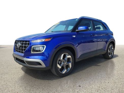 Used 2023 Hyundai Venue Limited FWD image 2