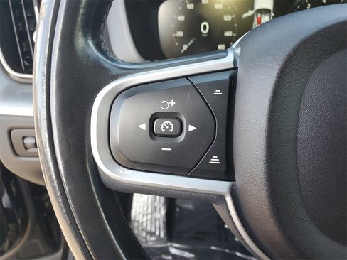 Used 2019 Volvo XC60 T5 Momentum w/ Multimedia Package image 5