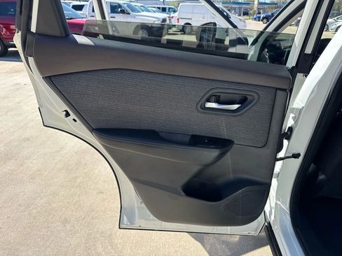 Used 2023 Nissan Rogue SV image 27