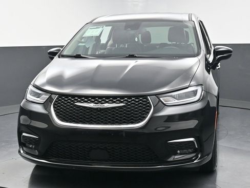 Used 2024 Chrysler Pacifica Touring-L image 7