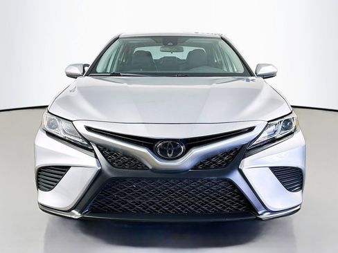 Used 2020 Toyota Camry SE image 2