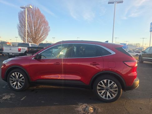 Used 2020 Ford Escape Titanium image 3