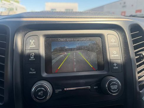 Used 2018 Jeep Cherokee Latitude w/ Altitude Package FWD image 11