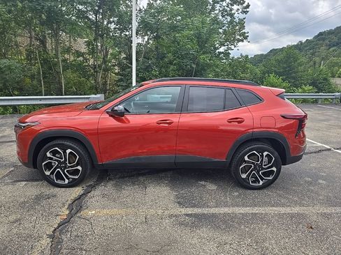 Certified 2024 Chevrolet Trax RS w/ Sunroof Package FWD image 2
